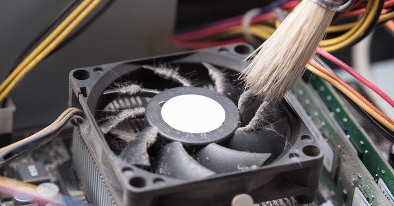 Jak regularnie czyścić komputer?